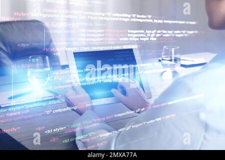 Doppia esposizione di programmatore femmina utilizzando tablet e codice sorgente scritto in linguaggio di programmazione, primo piano Foto Stock
