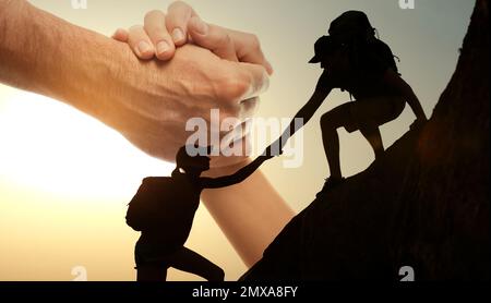 Doppia esposizione di persone che salgono in montagna e aiutano la mano Foto Stock