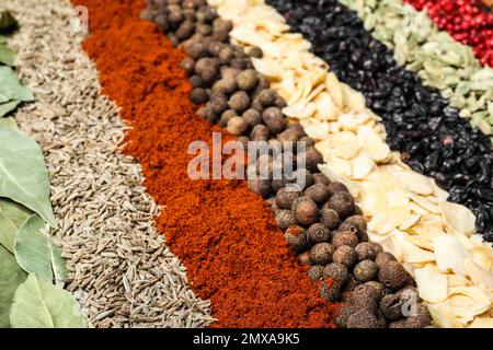 Set di spezie diverse come sfondo, primo piano Foto Stock