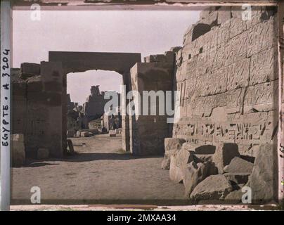 Karnak, Egitto, Sud propylee Africa visto dal pilone 4th o 5th , 1914 - Egitto - Auguste Léon - (gennaio-febbraio) Foto Stock