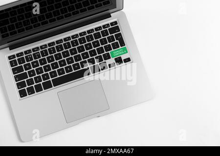 Notebook moderno con pulsante di controllo qualità isolato in bianco, vista dall'alto Foto Stock