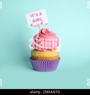 Cupcake dell'acquazzone del bambino per la ragazza su fondo azzurro chiaro Foto Stock