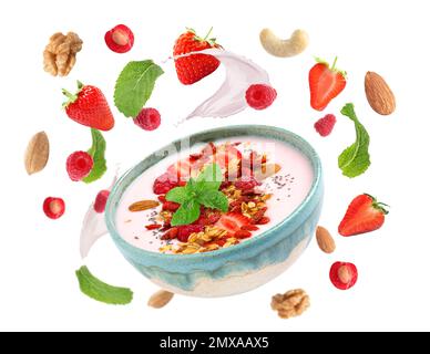 Deliziosi yogurt, muesli, noci e frutti di bosco su sfondo bianco Foto Stock