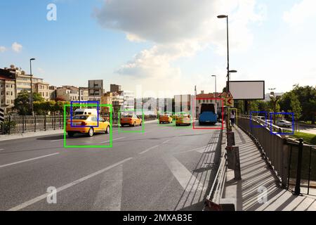 Strada cittadina con telai per scanner su auto all'aperto. Apprendimento automatico Foto Stock