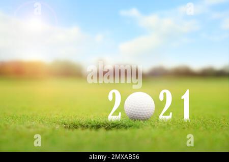 Design della carta d'invito con palla per 2021 eventi di golf. Spazio per il testo Foto Stock