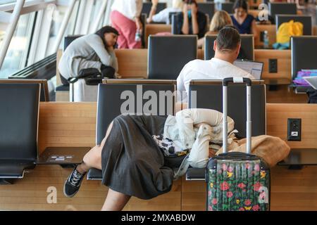 Passeggeri in attesa all'aeroporto di Zurigo, Svizzera Foto Stock