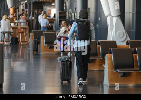 Passeggeri in attesa all'aeroporto di Zurigo, Svizzera Foto Stock