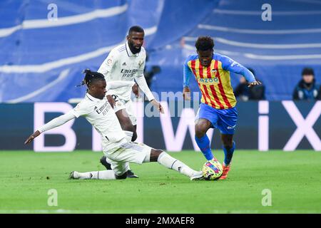 Madrid, Spagna. 2nd Feb, 2023. Eduardo Camavinga (L) del Real Madrid vies con Yunus Musah (R) di Valencia CF durante una partita di calcio spagnola la Liga tra il Real Madrid e Valencia CF a Madrid, Spagna, 2 febbraio 2023. Credit: Gustavo Valiente/Xinhua/Alamy Live News Foto Stock