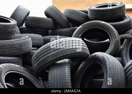 Melbourne, Victoria, Australia, 11062022: Pneumatici di scarto in pila pronti per il riciclaggio in un parco industriale. Foto Stock