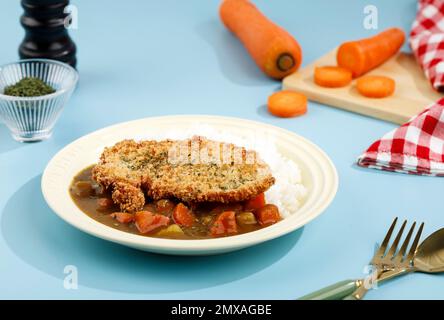 Pollo fritto croccante o cotoletta di maiale con riso al curry e zuppa, cibo giapponese Foto Stock