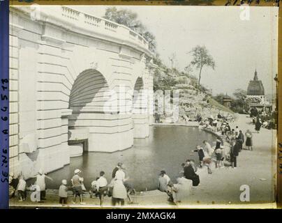 Parigi (18th arr.), Francia la Fontaine de Paul Gasq in Piazza Saint-Pierre de Montmartre (piazza corrente Louise-Michel) ai piedi del Sacré-Coeur , Foto Stock