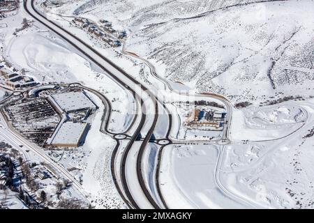 Vista aerea dell'autostrada Interstate 70 vicino ad Avon, Colorado, in un soleggiato pomeriggio d'inverno. Foto Stock