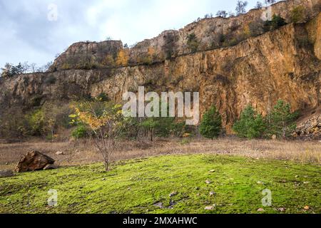 Cava di porfido in disuso, Dossenheim, Baden-Wuerttemberg, Germania Foto Stock