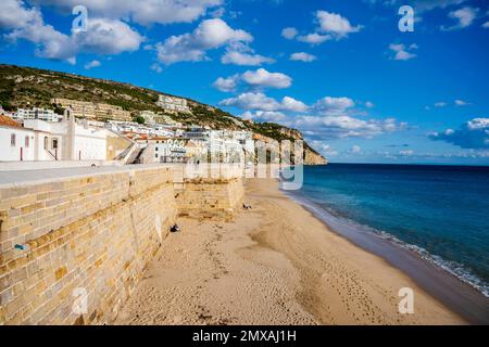 Fortezza di San Giacomo sulla spiaggia di Sesimbra, area metropolitana di Lisbona, Portogallo Foto Stock