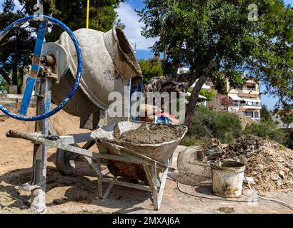 Vecchio mescolatore di cemento in un cantiere, Agios Nikolaos, Creta, Grecia Foto Stock