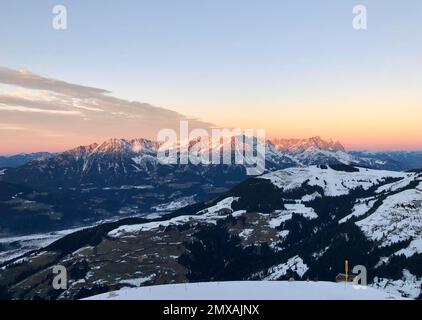 Wilder Kaiser al tramonto, vista da Hohe Salve, montagne al tramonto, Tirolo, Austria Foto Stock