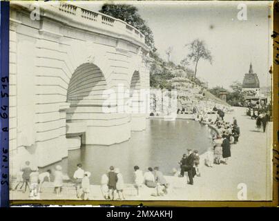 Parigi (18th arr.), Francia la Fontaine de Paul Gasq in Piazza Saint-Pierre de Montmartre (piazza corrente Louise-Michel) ai piedi del Sacré-Coeur , Foto Stock