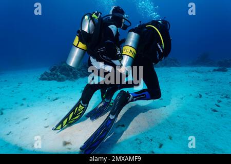 Sub aiuta altri subacquei, sciolto scuba, nitrox, Port Safaga, Mar Rosso, Egitto Foto Stock