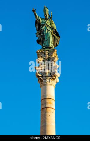 Colonna di marmo con il patrono sant'Oronzo, Piazza Sant'Oronzo, Lecce, Puglia, Lecce, Puglia, Italia Foto Stock