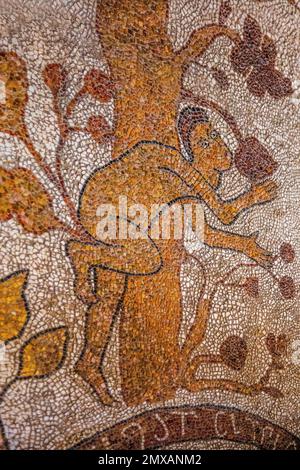 Adamo ed Eva, mosaico del pavimento nella Cattedrale dell'Annunziata, Otranto, Puglia, Otranto, Puglia, Italia Foto Stock