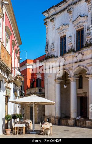 Piazza Salandra con gelateria di fronte a Palazzo della Pretura, Nardo, Puglia, Nardo, Puglia, Italia Foto Stock