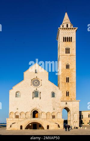 Duomo romanico di S. Nicola Pellegrino sul mare, Trani, Puglia, Trani, Puglia, Italia Foto Stock