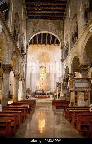 Interno del Duomo di San Valentino, opera della scuola lombarda, Bitonto, Puglia, Bitonto, Puglia, Italia Foto Stock