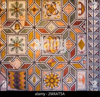 Mosaici e affreschi basati su modelli decorativi simili a quelli di Roma e Pompei negli appartamenti romani Domus dell'Ortaglia, Santa Giulia, Museo Civico Foto Stock