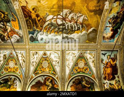 Sala degli specchi decorata con affreschi, Galleria degli specchi, 1618, Palazzo Duccale, Palazzo reale, Castello di San Giorgio, Mantova, Lombardia, Italia Foto Stock