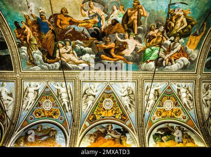 Sala degli specchi decorata con affreschi, Galleria degli specchi, 1618, Palazzo Duccale, Palazzo reale, Castello di San Giorgio, Mantova, Lombardia, Italia Foto Stock