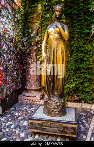 Statua bronzea di Giulietta a casa di Giulietta, Casa di Giulietta, ambientazione di Giulietta e Romeo di Shakespeare, Verona con centro storico medievale, Veneto Foto Stock