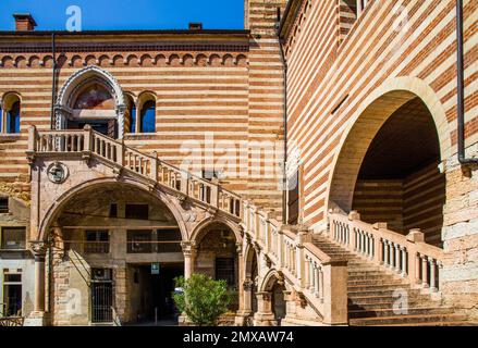 Municipio di Torre Lambert, Verona con centro storico medievale, Veneto, Italia, Verona, Veneto, Italia Foto Stock