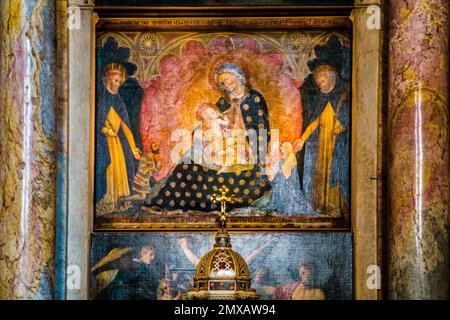 Cappella della Madonna del Rosario, di Demenico Curtoni con dipinto di Lorenzo Veneziano, 1585-1596, Basilica di Sant'Anastasia, 1290, italiano Foto Stock