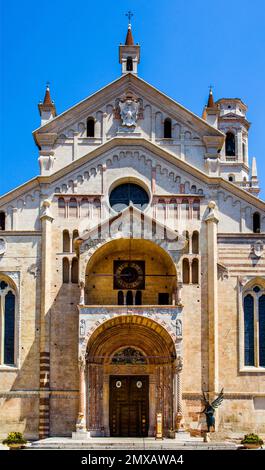 Portale romanico principale, Cattedrale di Santa Maria Assunta, 15th-16th c. Verona con centro storico medievale, Veneto, Italia, Verona, Veneto, Italia Foto Stock