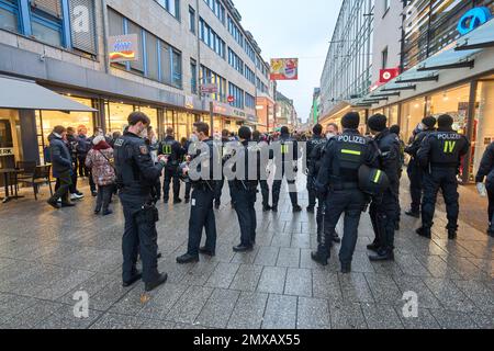 Ufficiali di polizia ai margini di una manifestazione di Querdenker contro le misure Corona Coblenza, Renania-Palatinato, Germania Foto Stock