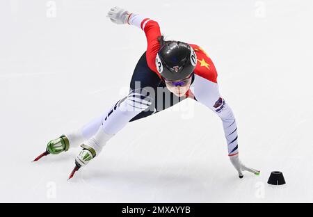 HOHHOT, CINA - 4 FEBBRAIO 2023 - gli atleti si sfidano durante la gara di pattinaggio di velocità femminile a 9 giri a Hohhot, Inner Mongolia Autonomous regi Foto Stock