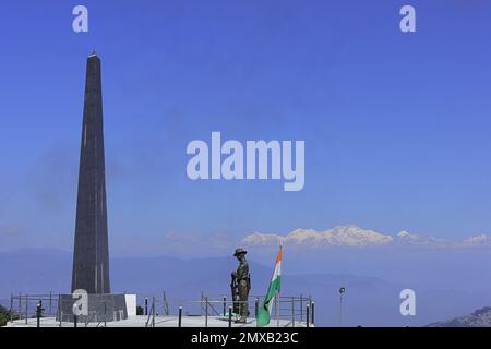 bellissimo monumento di guerra ciclo batasia e innevato himalaya cima monte kangchenjunga, darjeeling collina stazione nel bengala occidentale, india Foto Stock