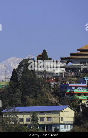 bella darjeeling collina stazione o paesaggio urbano, montagne innevate himalaya sullo sfondo, bengala occidentale in india Foto Stock