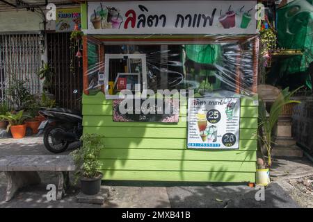 BANGKOK, THAILANDIA, DEC 06 2022, chiosco sulla strada che offre caffè e bevande analcoliche Foto Stock