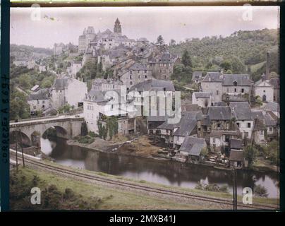 Uzerche, Francia Vista della città e del Vezère tratto dal Faubourg Sainte-Eulalie , 1916 - Province francesi - Jean Brunhes, Auguste Léon e Georges Chevalier - (aprile-luglio) Foto Stock