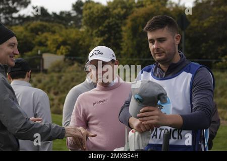 Pebble Beach, California, Stati Uniti. 2nd Feb, 2023. Matt Fitzpatrick e caddie si preparano per il loro primo turno all'AT&T Pro-Am PGA Golf Tournament, a Pebble Beach Links a partire da domani. Credit: Motofoto/Alamy Live News Foto Stock