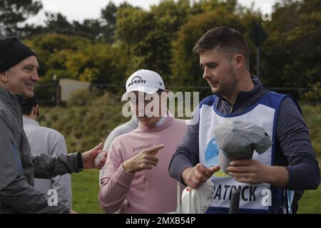 Pebble Beach, California, Stati Uniti. 2nd Feb, 2023. Matt Fitzpatrick e caddie si preparano per il loro primo turno all'AT&T Pro-Am PGA Golf Tournament, a Pebble Beach Links a partire da domani. Credit: Motofoto/Alamy Live News Foto Stock