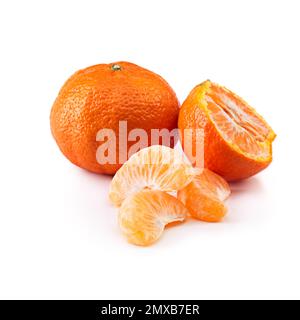 Assaggia il colore. Studio di tangerini su sfondo bianco. Foto Stock