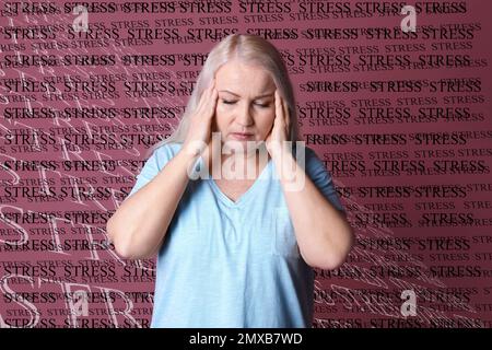 Donna matura che soffre di depressione e di stress parole su sfondo colore Foto Stock