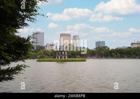 Hanoi, Vietnam, gennaio 2023. Thap Rua torre nel lago Hoan Kiem nel centro della città Foto Stock