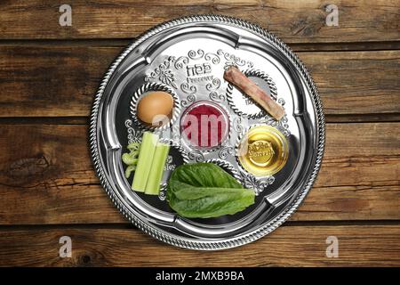 Piastra di protezione Passover (keara) su tavolo di legno, vista dall'alto. Festa di Pesah Foto Stock