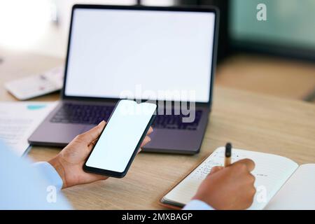 Mockup per mani, telefoni o computer portatili per scrivere a un lavoratore di budget, finanza o assicurazione app di contabilità in ufficio. Zoom, donna nera o. Foto Stock