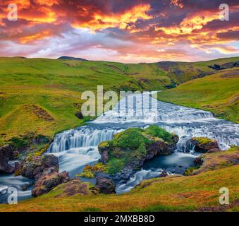 Splendido paesaggio islandese. Maestosa cascata sul fiume Skoga. Splendida alba estiva alla periferia della cascata Skogafoss. Pittoresca scena mattutina Foto Stock