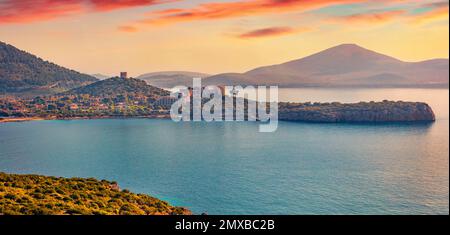 Bellissimo paesaggio marino. Panorama mattutino della località di Pischina Salida. Emozionante vista estiva da Caccia capo dell'isola di Sardegna, Italia, Euro Foto Stock