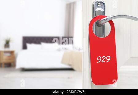 Aprire la porta con il cartello 929 sulla maniglia dell'hotel, chiudere. Spazio per il testo Foto Stock